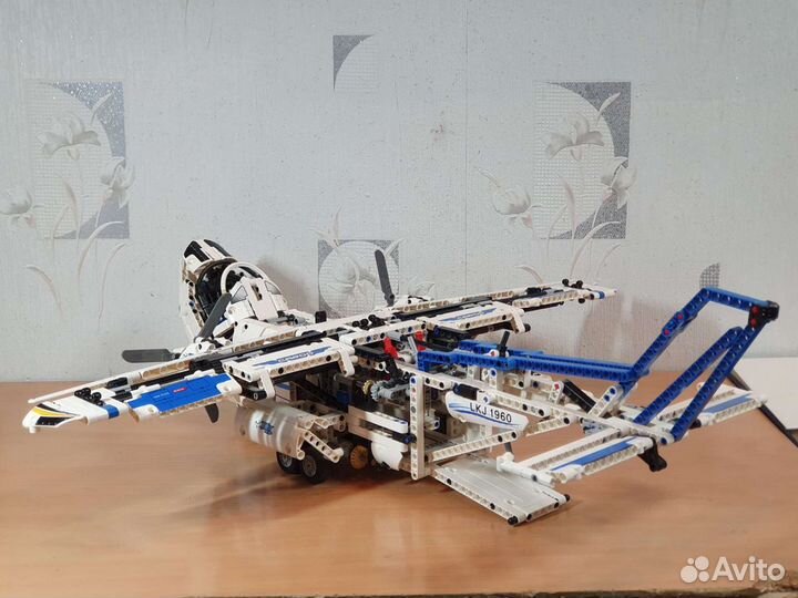 Lego Technic 42025 (грузовой самолет)
