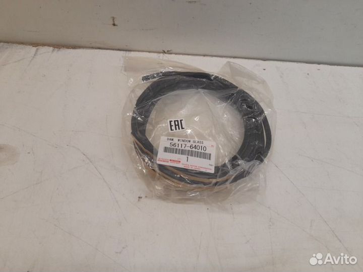 Уплотнитель лобового стекла передний левый Toyota
