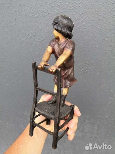 Девочка бронза на стуле европа 28см