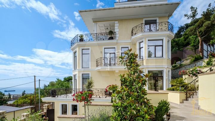 Дом 585 м² на участке 13 сот.