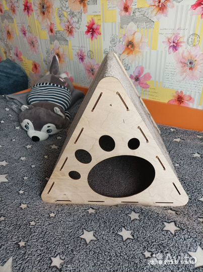 Кошачий домик с когтеточкой