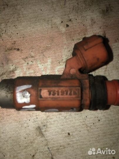 Форсунка топливная Mitsubishi Carisma DA1A 4G92