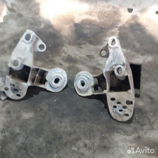 Кронштейны подушки двс Ауди А4Б5 VW Пассат Б5