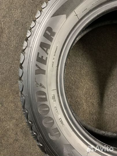 Goodyear Ultragrip Ice Arctic 215/65 R17