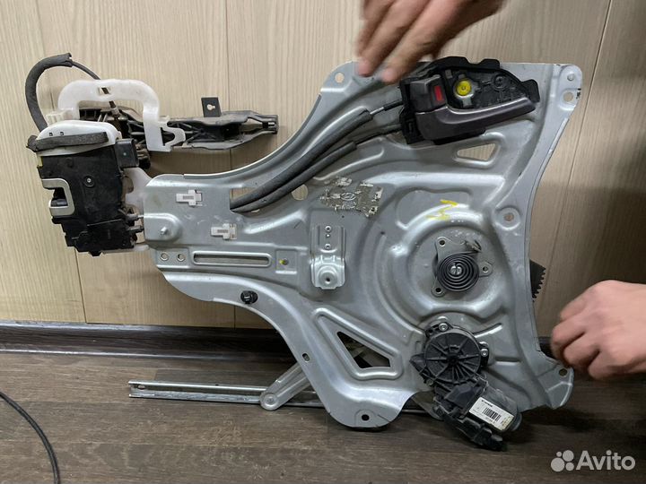 Передний левый стеклоподьемник на Хундай ix 35