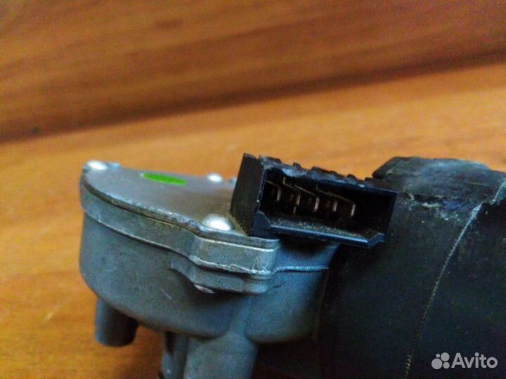 Мотор стеклоочистителя передний Volkswagen