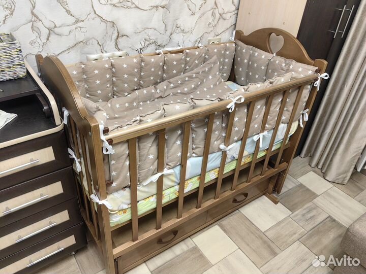 Детская кроватка с поперечным маятником