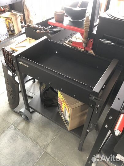 Мангал на колесах со столиком