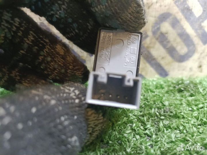 Кнопка стеклоподъемника задняя правая Volkswagen