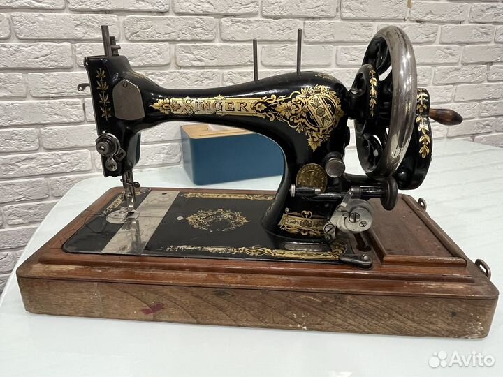 Старинная швейная ручная машина
