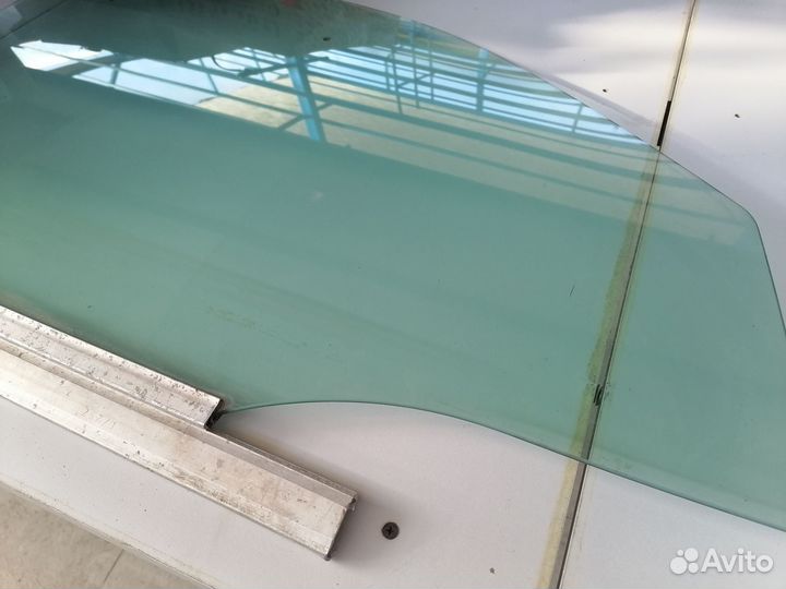 Стекло двери переднее правое Мерседес W210