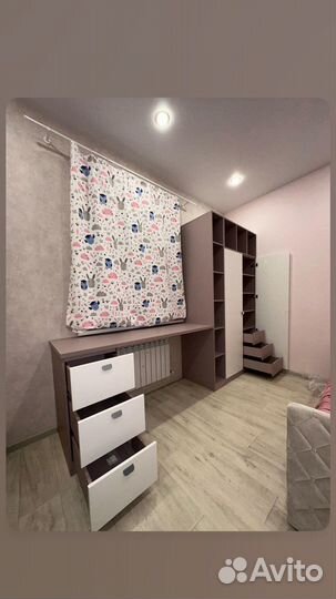 Рабочая зона у окна на заказ, шкафы, столы, тумбы