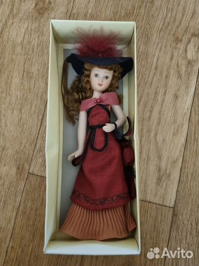 Кукла из фарфора