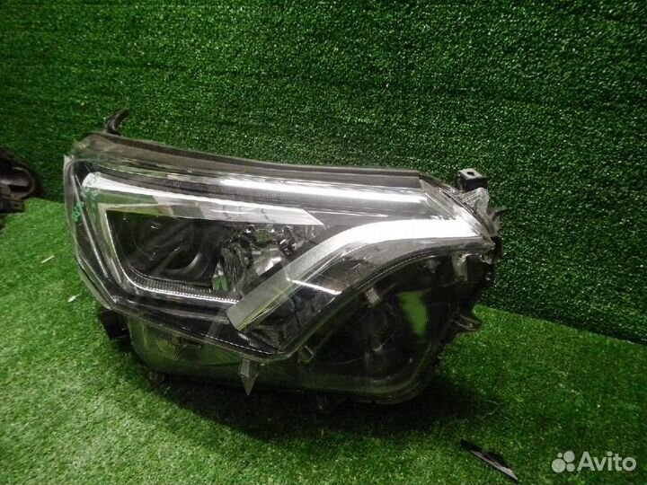 Фара правая Toyota RAV4