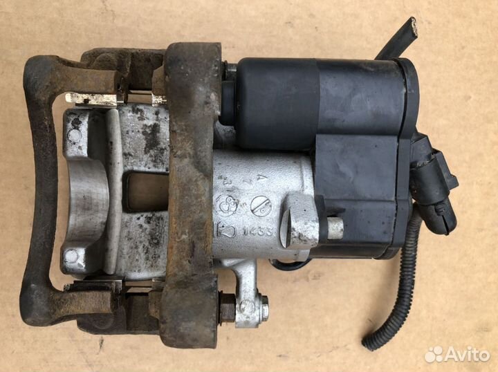 Суппорт задний левый Фольксваген Пассат Б6