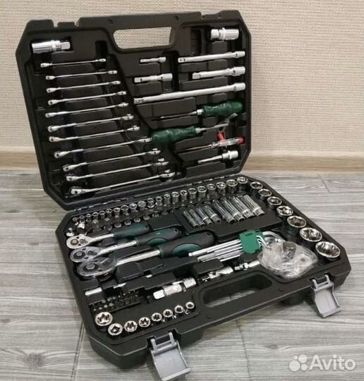 Набор инструментов в чемодане