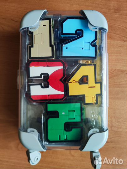 Цифры трансформеры в чемодане на колесах