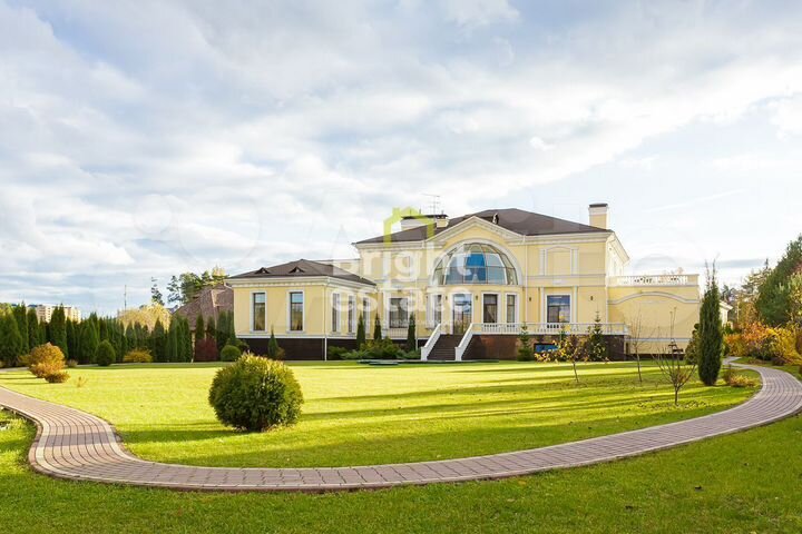 Дом 1500 м² на участке 52 сот.