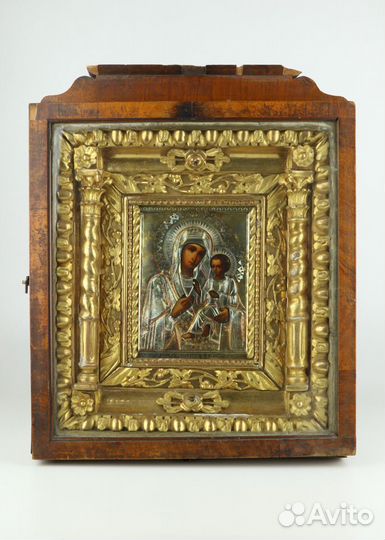 Тихвинская икона Божией Матери в киоте