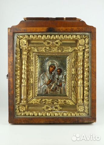 Тихвинская икона Божией Матери в киоте