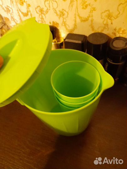 Кувшин пластик со стаканами