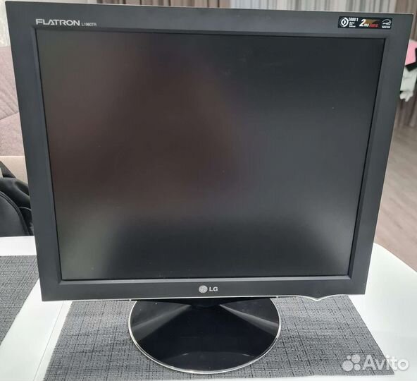 Монитор LG flatron L 1960 TR