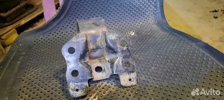 Подушка АКПП Nissan Caravan e25