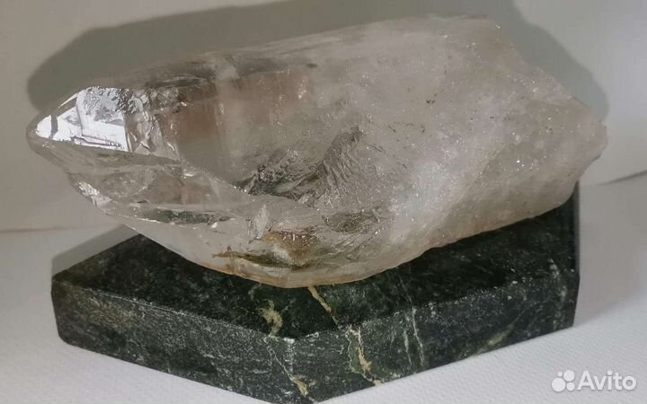 Кристалл из горного хрусталя на подставке