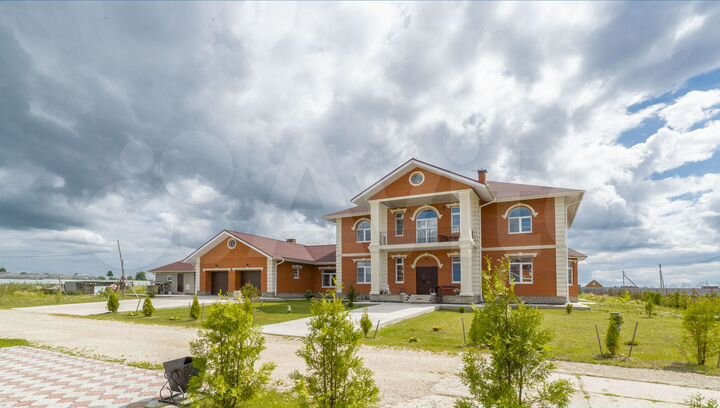 Дом 1400 м² на участке 2,4 га