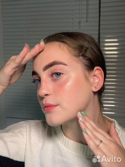 Модель на оформление бровей