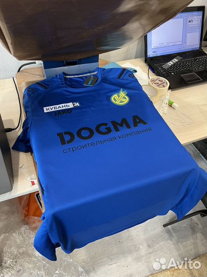 Нанесение логотипов на одежду