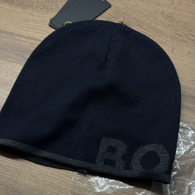Разлетается первой шапка Boss синяя