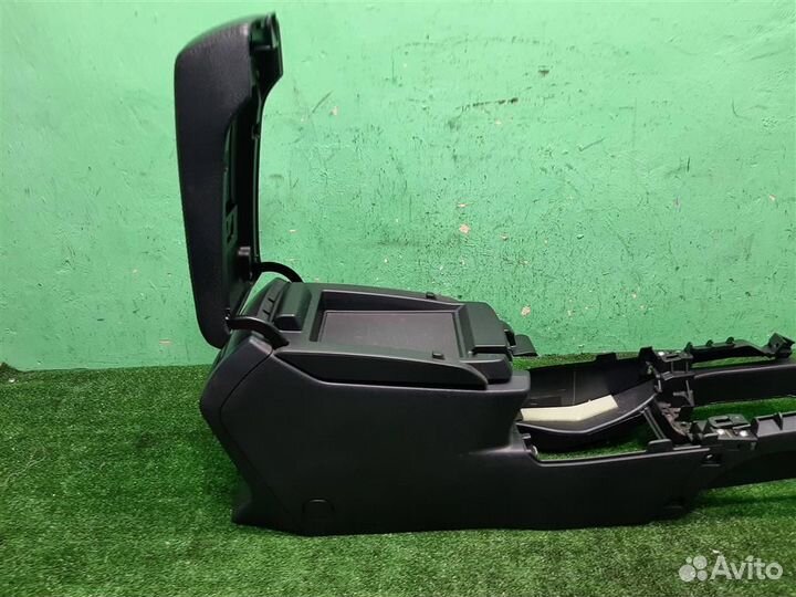 Консоль центральная с подлокотником Subaru Legacy