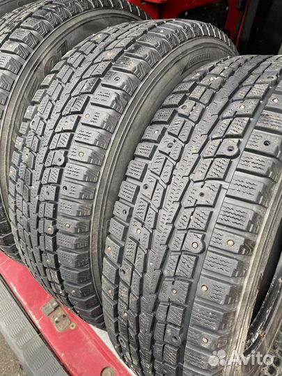 Dunlop SP Winter Ice 01 215/70 R16