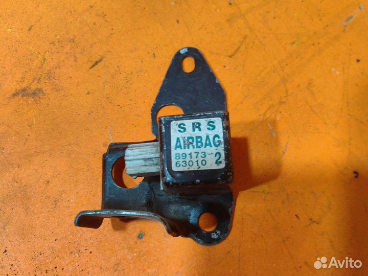 Датчик airbag правый Toyota Premio ZZT240 1ZZ-FE