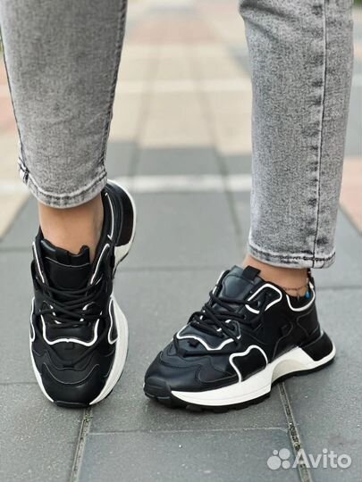 Новые кроссовки в наличии р-р 36 в размер