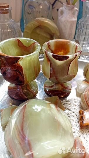 Статуэтки, часы, пирамида, бокалы оникс