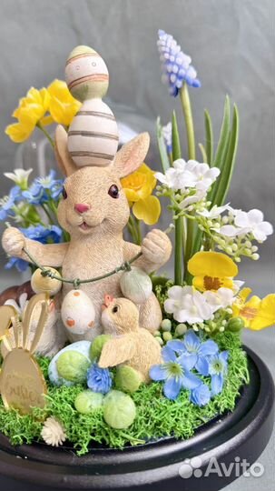 Пасхальная композиция под клошем с кроликом