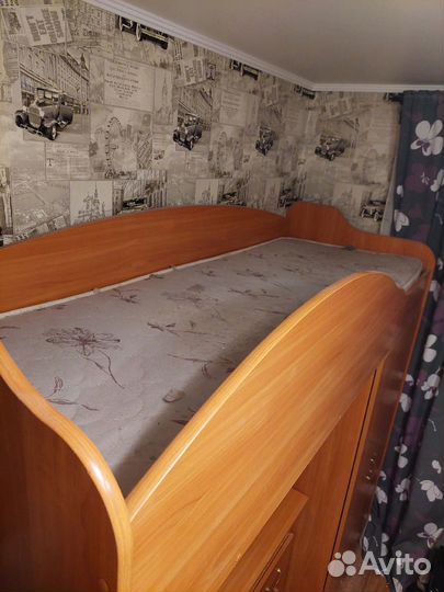 Уголок школьника с кроватью и столом