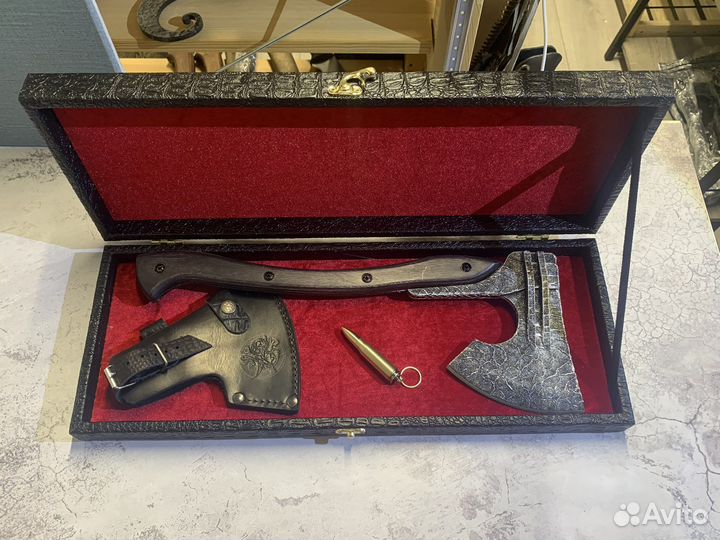 Топор на подарок в кейсе и с чехлом кожаным