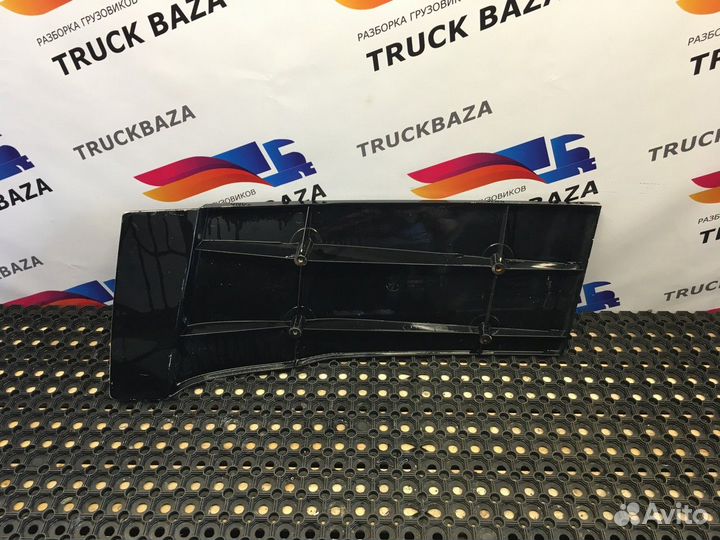 81629100140 Спойлер кабины верхний правый