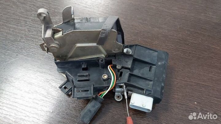 Замок двери передний левый Bmw 520I E39 M52 1996