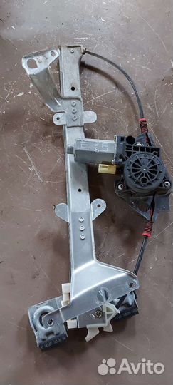 Стеклоподъёмник передний правый на Ford Fiesta