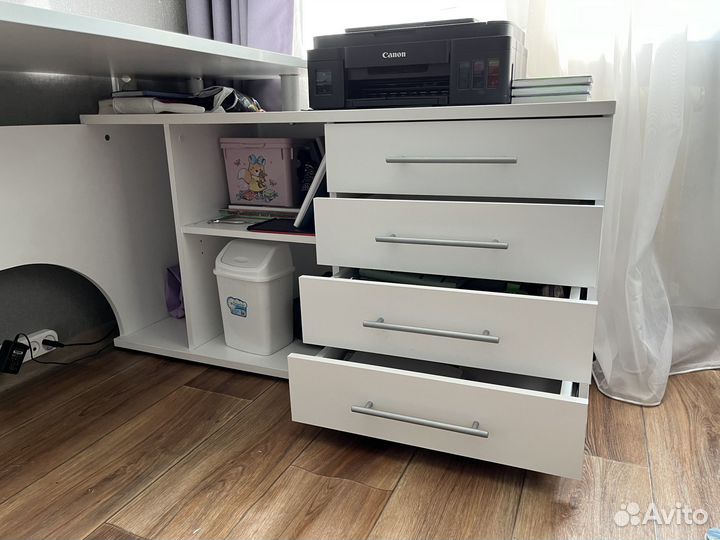 Компьютерный стол белый