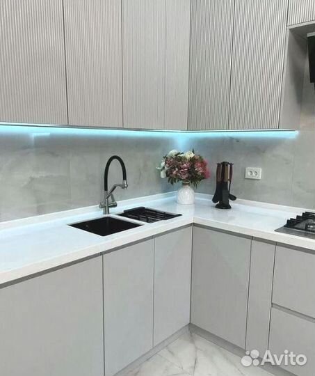 Кухня на заказ Бастони. Компактная угловая кухня