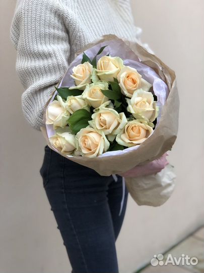 Букет кремовых роз в крафте