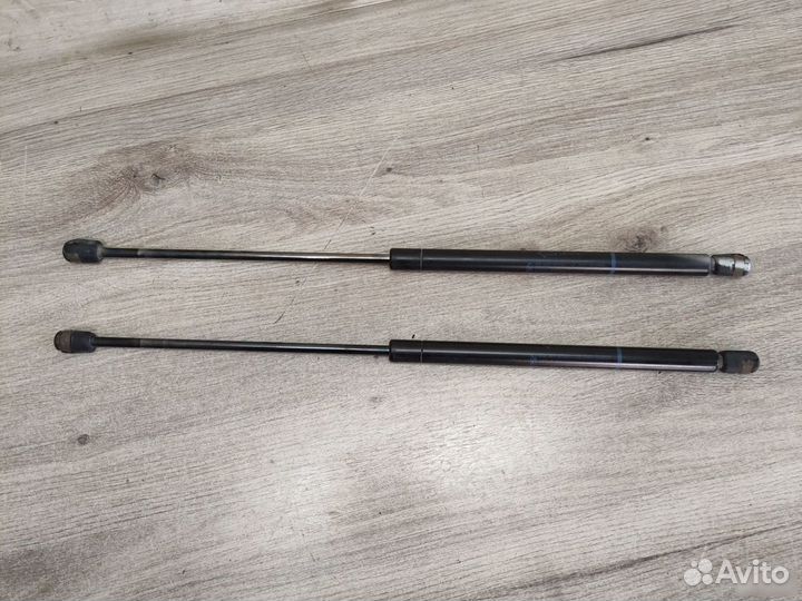 Амортизатор двери багажника Ford Focus 1