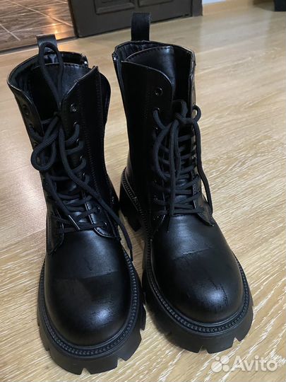 Продам новые ботинки на байке 40 размер полный