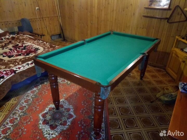 Продам бильярдный стол, 2 кия, шары,триугольник