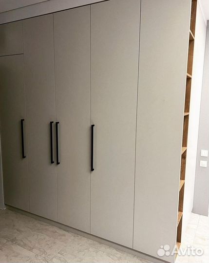 Шкаф распашной